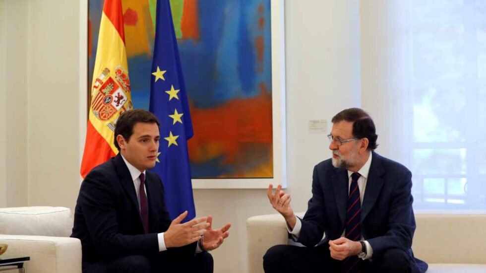 El presidente del Gobierno, Mariano Rajoy, durante la reunión que mantuvo esta mañana con el líder de Ciudadanos, Albert Rivera (izda), con quien buscará recomponer un frente al desafío secesionista en Cataluña, después de que la formación naranja anunciara que rompía el pacto para la aplicación del artículo 155 de la Constitución en esa comunidad.