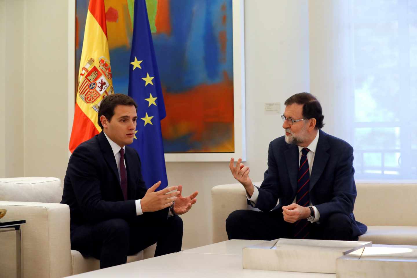 El presidente del Gobierno, Mariano Rajoy, durante la reunión que mantuvo esta mañana con el líder de Ciudadanos, Albert Rivera (izda), con quien buscará recomponer un frente al desafío secesionista en Cataluña, después de que la formación naranja anunciara que rompía el pacto para la aplicación del artículo 155 de la Constitución en esa comunidad.