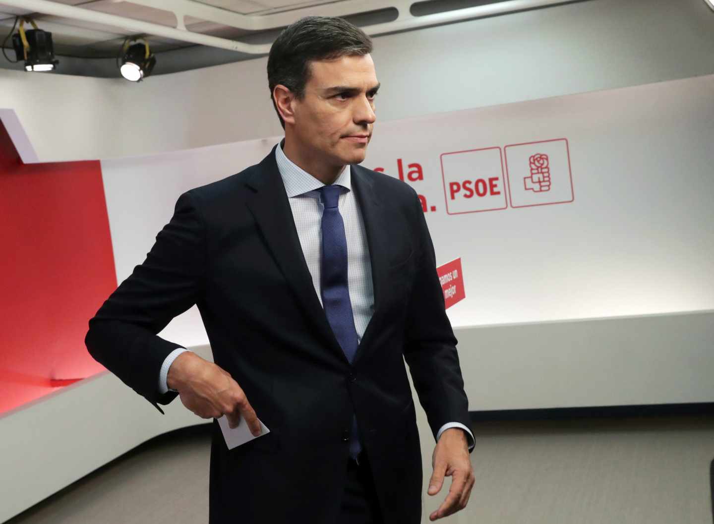 Pedro Sánchez, tras anunciar en Ferraz la moción de censura que le llevaría a la Presidencia del Gobierno.