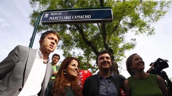 El diputado de Podemos, Iñigo Errejón (i), la diputada de Izquierda Unida, Tania Sánchez (d), durante la inauguración del paseo dedicado Marcelino Camacho, que anteriormente era paseo de Muñoz Grandes, una de las calles incluidas dentro del plan del Ayuntamiento de Madrid de sustitución de los nombres de vías y plazas para adaptar el callejero a la Ley de Memoria Histórica.