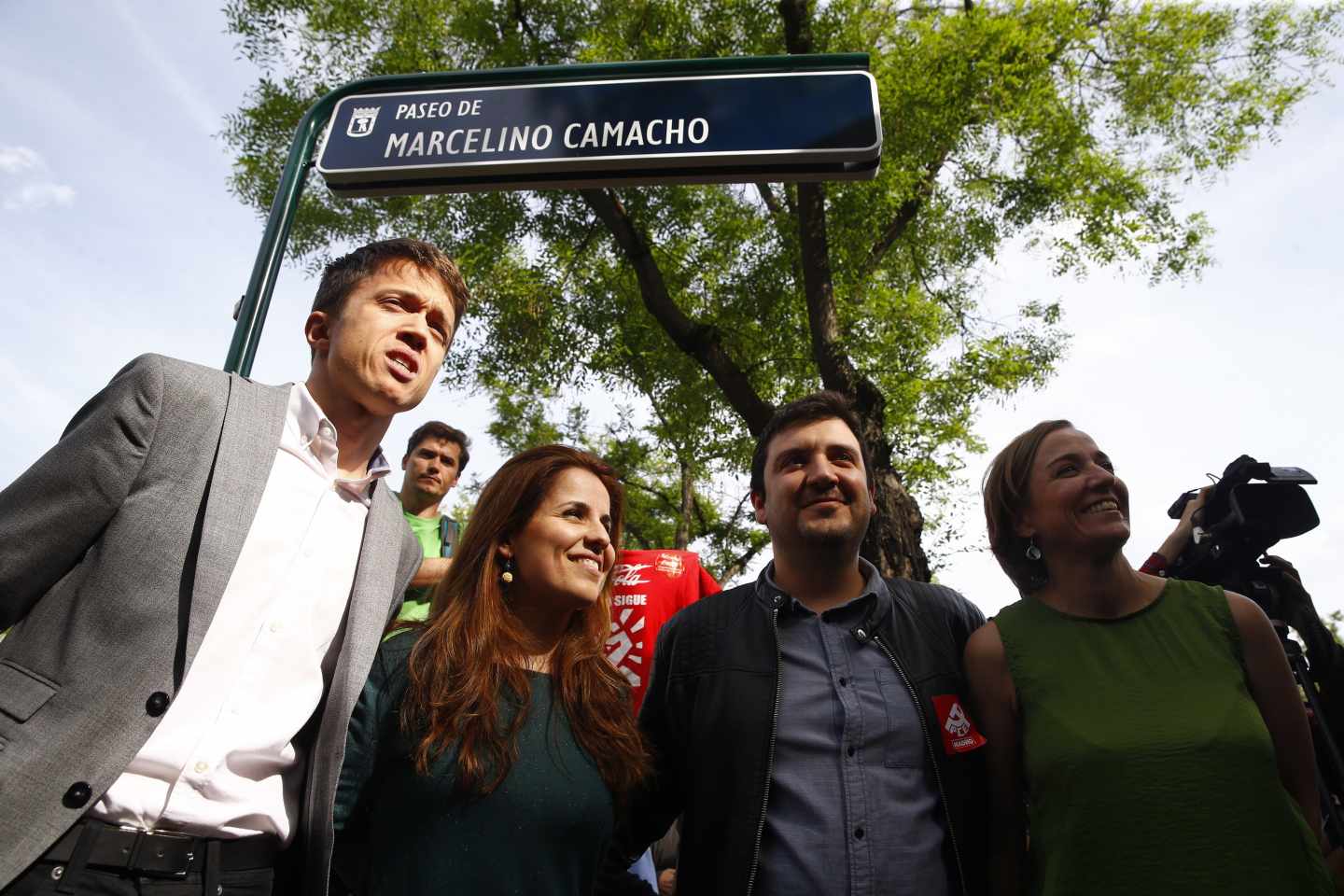 El diputado de Podemos, Iñigo Errejón (i), la diputada de Izquierda Unida, Tania Sánchez (d), durante la inauguración del paseo dedicado Marcelino Camacho, que anteriormente era paseo de Muñoz Grandes, una de las calles incluidas dentro del plan del Ayuntamiento de Madrid de sustitución de los nombres de vías y plazas para adaptar el callejero a la Ley de Memoria Histórica.