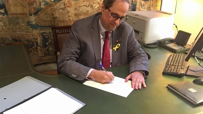 Quim Torra firma el documento con los nuevos consejeros.