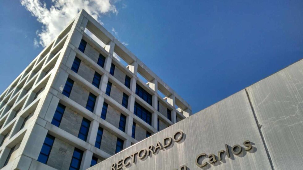 Fachada del edificio del Rectorado de la Universidad Rey Juan Carlos en Móstoles.