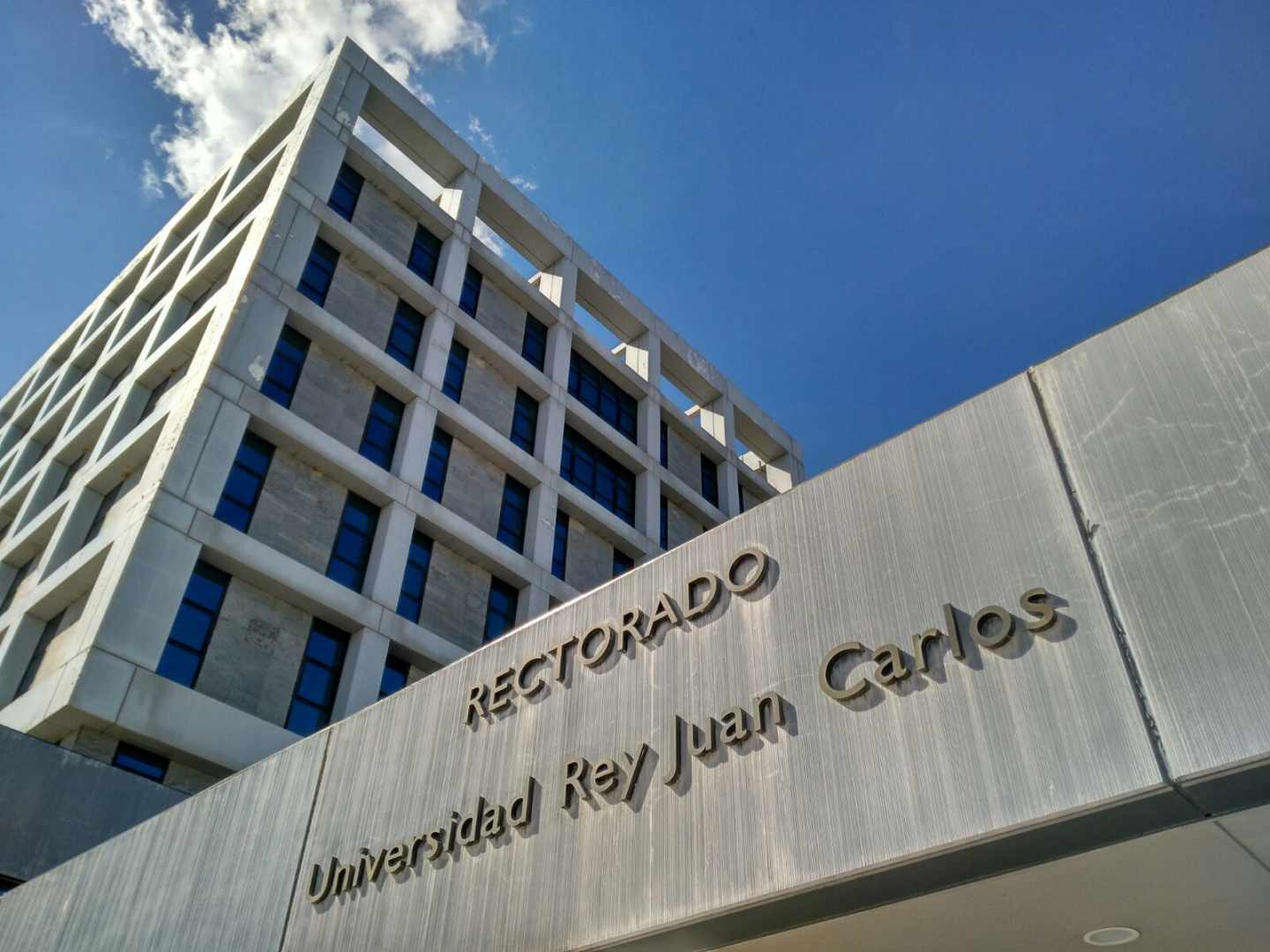 Fachada del edificio del Rectorado de la Universidad Rey Juan Carlos en Móstoles.