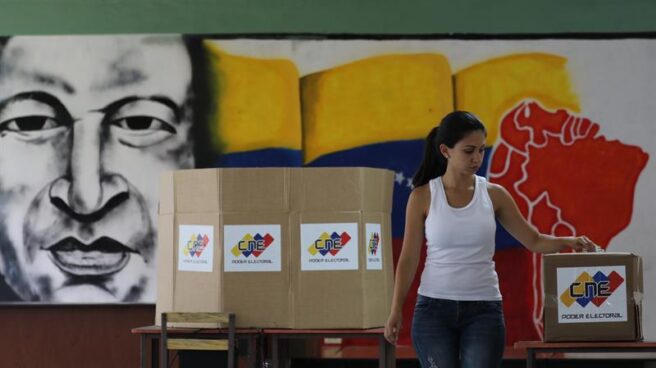 Una venezolana vota sola en un colegio electoral de Caracas.