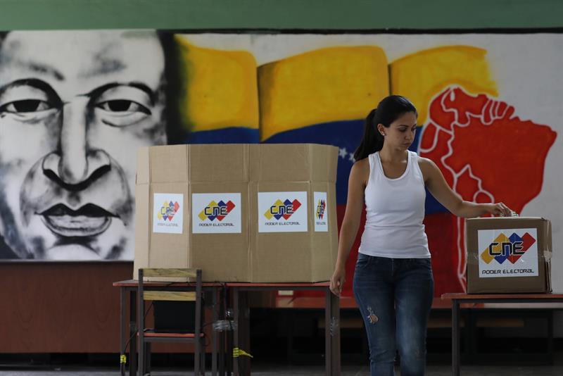 Una venezolana vota sola en un colegio electoral de Caracas.