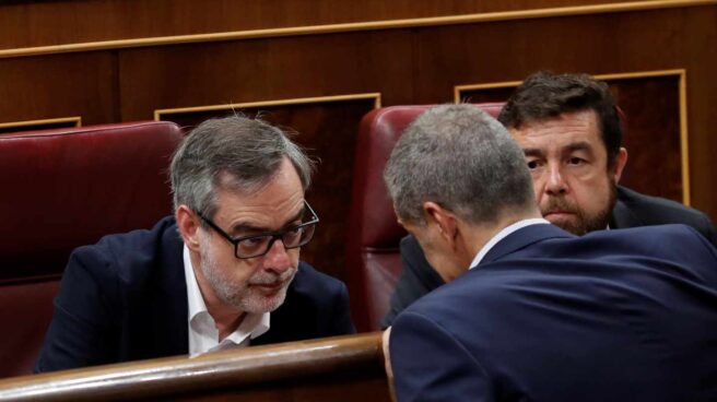 El portavoz de Ciudadanos, José Manuel Villegas, conversa con Toni Cantó y Miguel Ángel Gutiérrez.