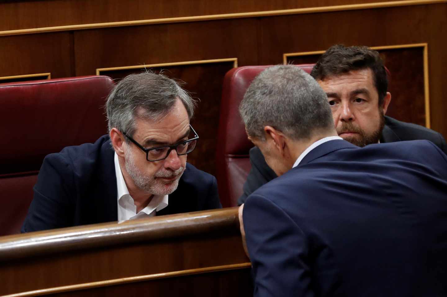 El portavoz de Ciudadanos, José Manuel Villegas, conversa con Toni Cantó y Miguel Ángel Gutiérrez.