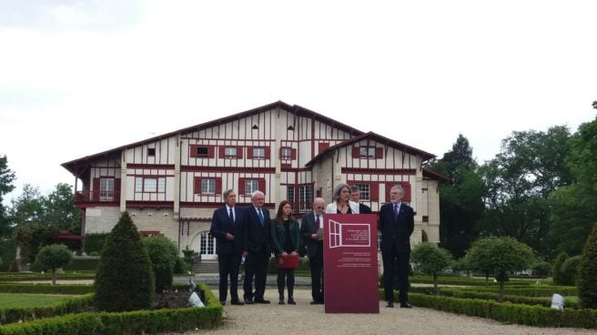 Los responsables internacionales, durante su lectura en Cambo.