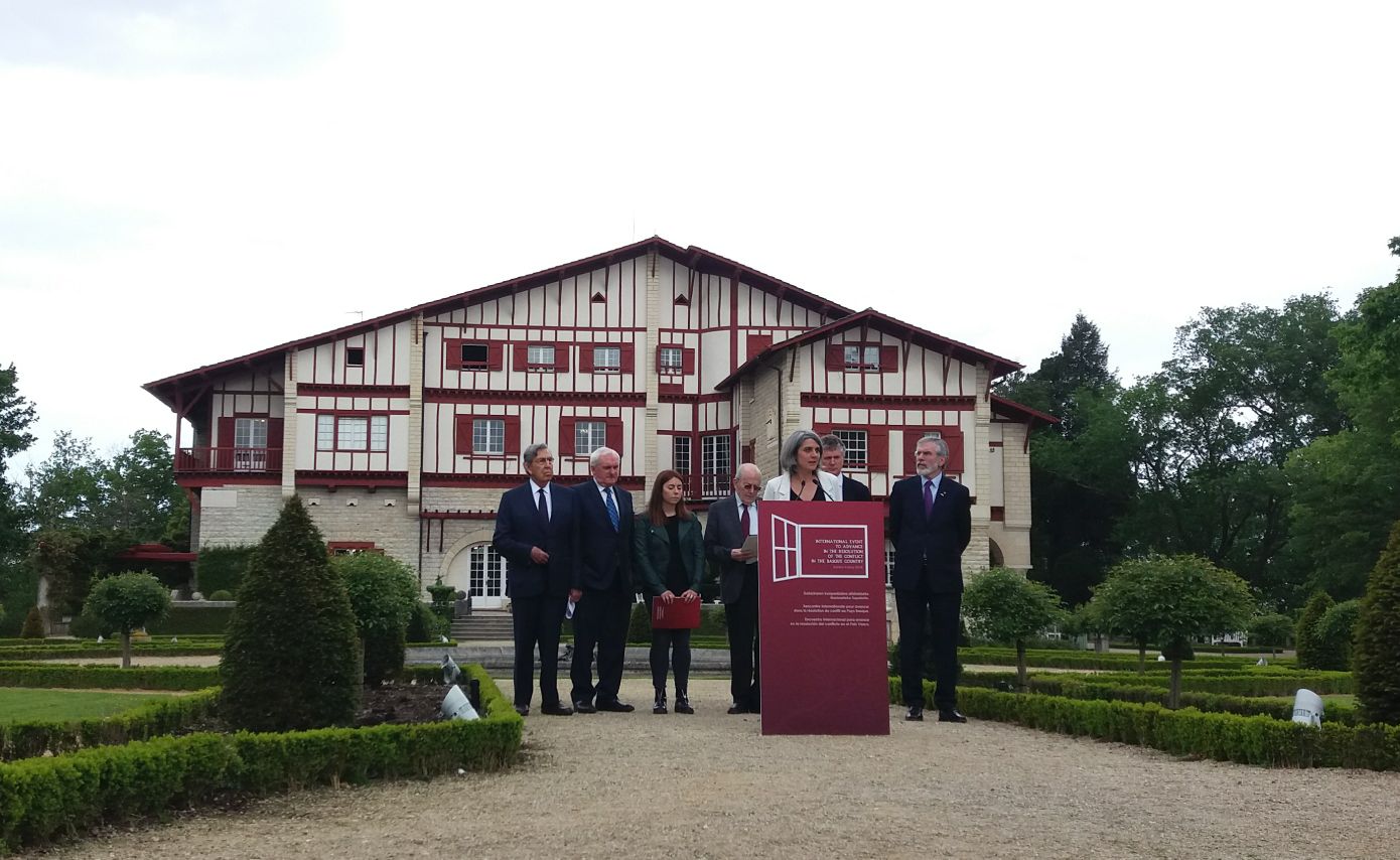 Los responsables internacionales, durante su lectura en Cambo.