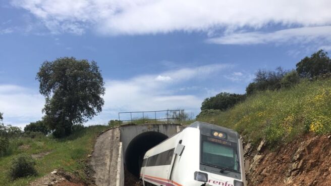 El desprendimiento de un túnel hace descarrilar el tren Huelva-Madrid