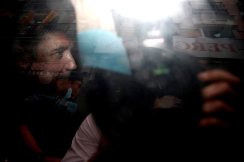 Eduardo Zaplana, dirigiéndose en un vehículo de la UCO a uno de los registros.