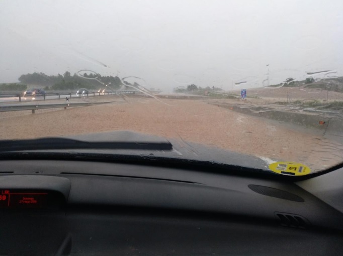 Inundaciones en la A3 por las fuertes lluvias.