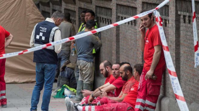 Bomberos y Policía Local de Madrid, en la zona del accidente en la Calle Martínez Campos.