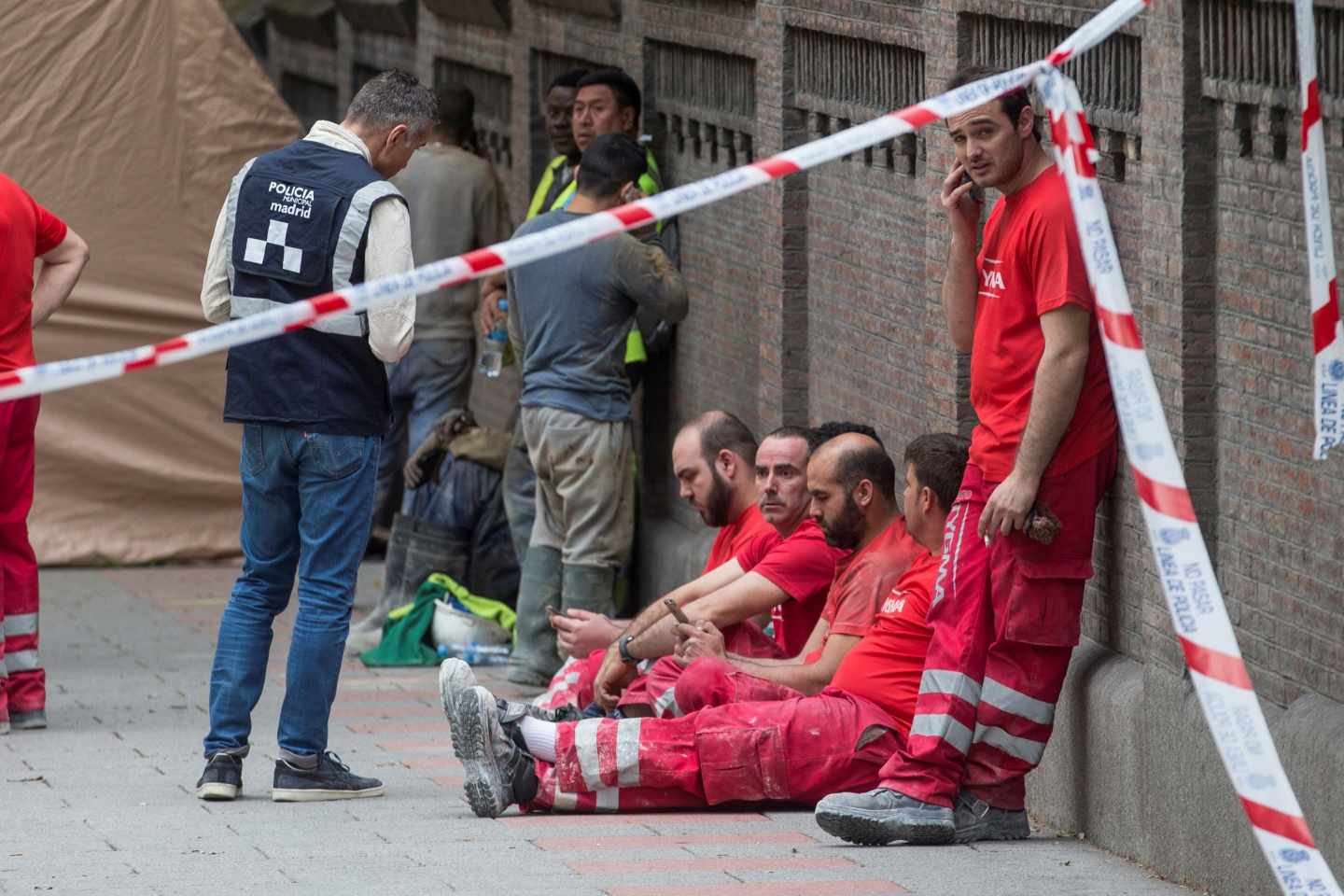 Bomberos y Policía Local de Madrid, en la zona del accidente en la Calle Martínez Campos.
