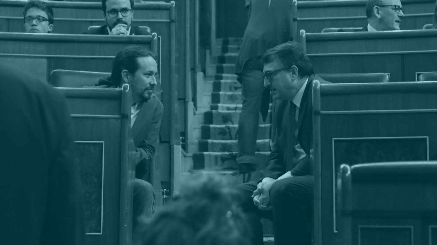 El portavoz del PNV, Aitor Esteban, conversa con el líder de Podemos, Pablo Iglesias.