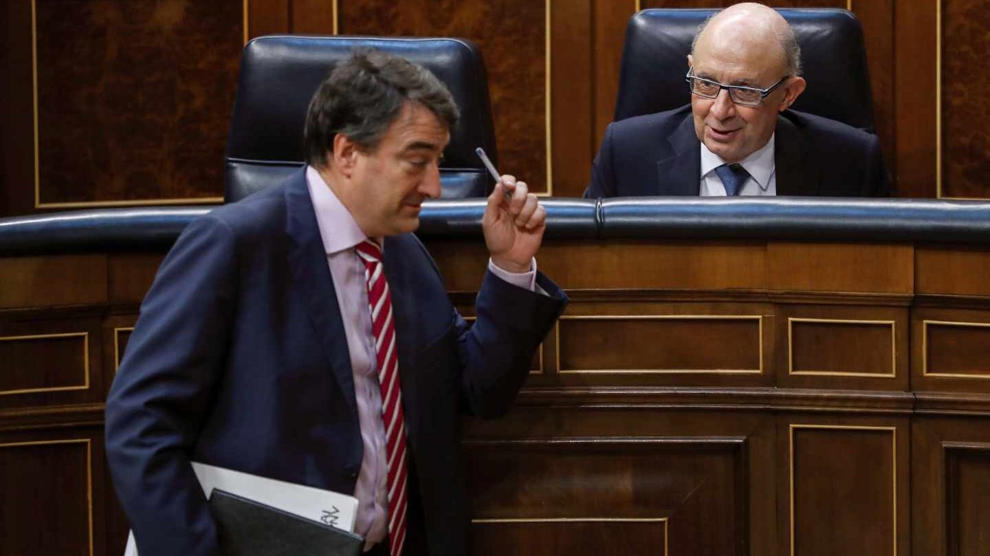 El portavoz del PNV, Aitor Esteban, junto al ministro de Hacienda, Cristóbal Montoro.