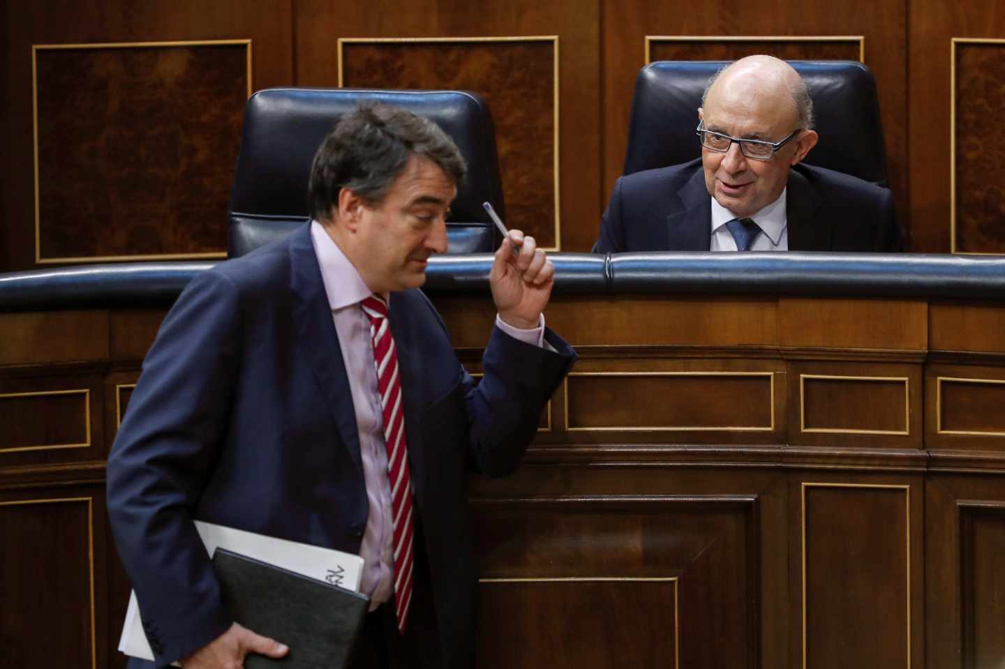 El portavoz del PNV, Aitor Esteban, junto al ministro de Hacienda, Cristóbal Montoro.