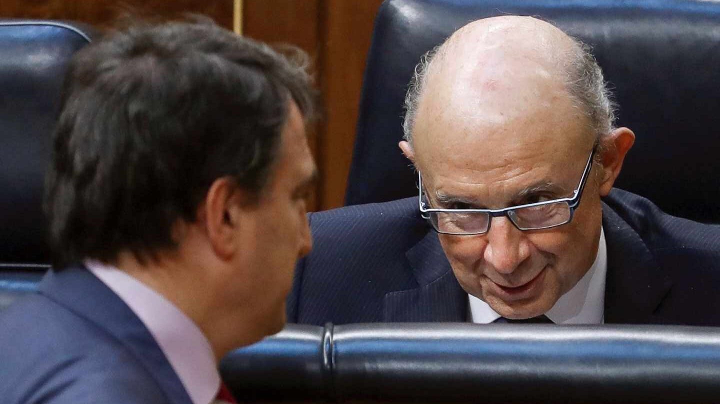 Cristóbal Montoro y Aitor Esteban (PNV), en el Congreso de los Diputados durante el debate de los Presupuestos.