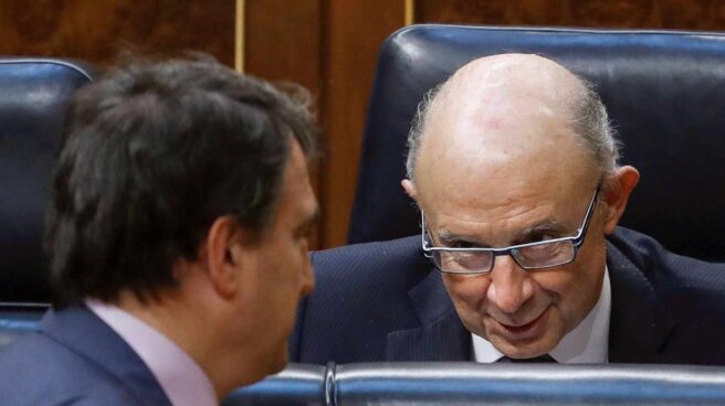 Cristóbal Montoro y Aitor Esteban (PNV), en el Congreso de los Diputados durante el debate de los Presupuestos.