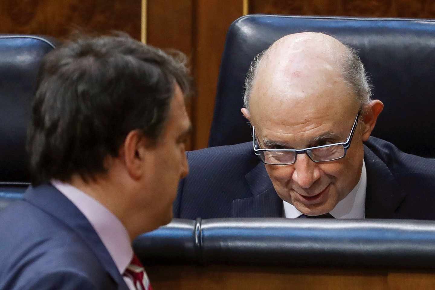 Cristóbal Montoro y Aitor Esteban (PNV), en el Congreso de los Diputados durante el debate de los Presupuestos.