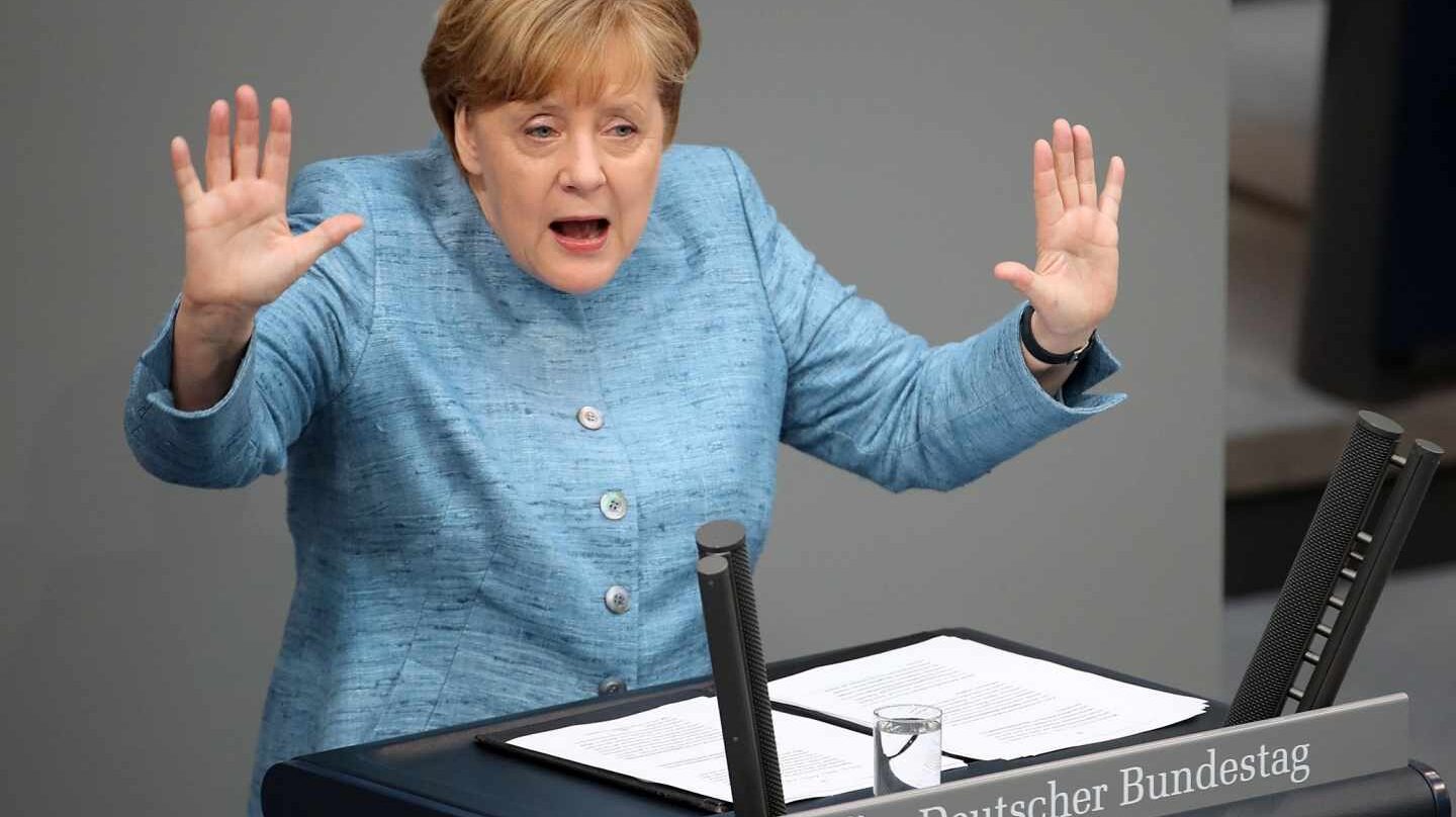 La canciller alemana, Angela Merkel, da un discurso durante un debate en el Bundestag.