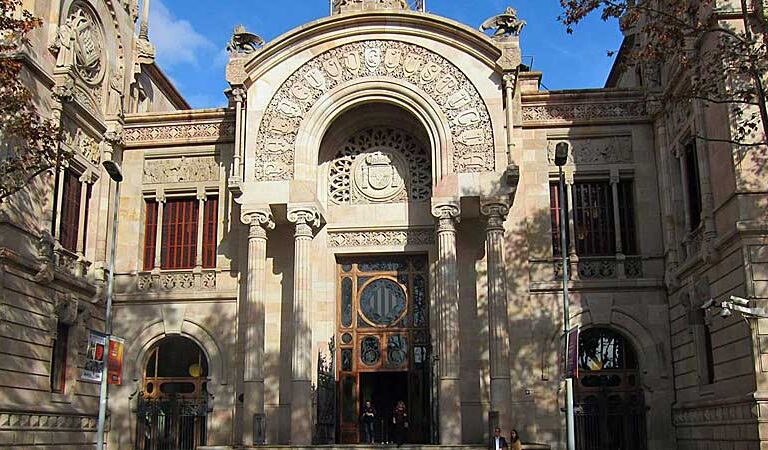 A prisión el dueño de unos cines por prostituir y abusar sexualmente de menores en Barcelona