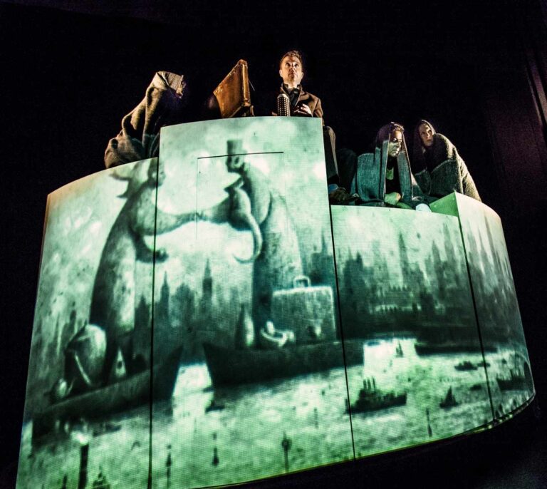 El Teatro de La Abadía ridiculiza la política sobre los refugiados