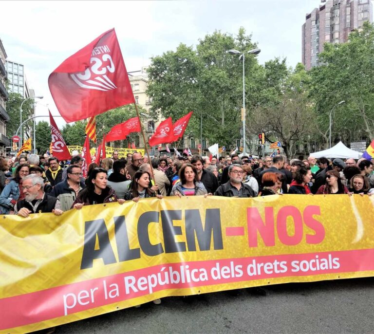 Más de 500 personas se manifiestan en Barcelona por los derechos sociales en la República