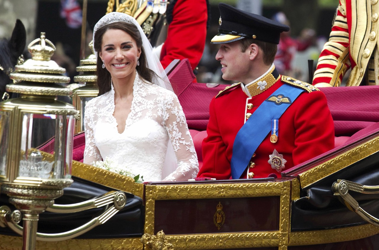 Kate Middleton y William en su boda montados en un carro