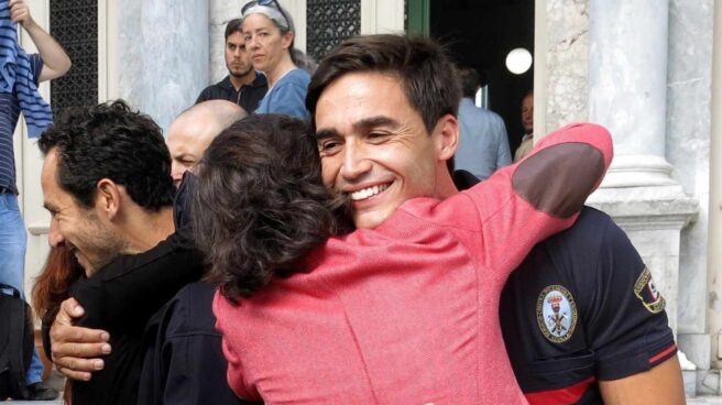 La consejera de Justicia de la Junta de Andalucía, Rosa Aguilar, abraza a José Enrique Rodríguez, uno de los tres bomberos de la ONG Proem-Aid que han llegado esta mañana al tribunal de Lesbos