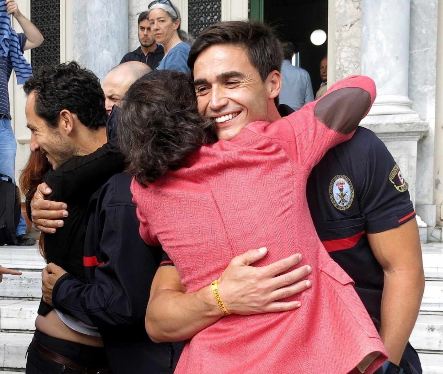 La consejera de Justicia de la Junta de Andalucía, Rosa Aguilar, abraza a José Enrique Rodríguez, uno de los tres bomberos de la ONG Proem-Aid que han llegado esta mañana al tribunal de Lesbos