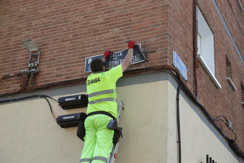 Un operario sustituye la placa de la calle General Romero Basart en Madrid tras el fallo del TSJM.