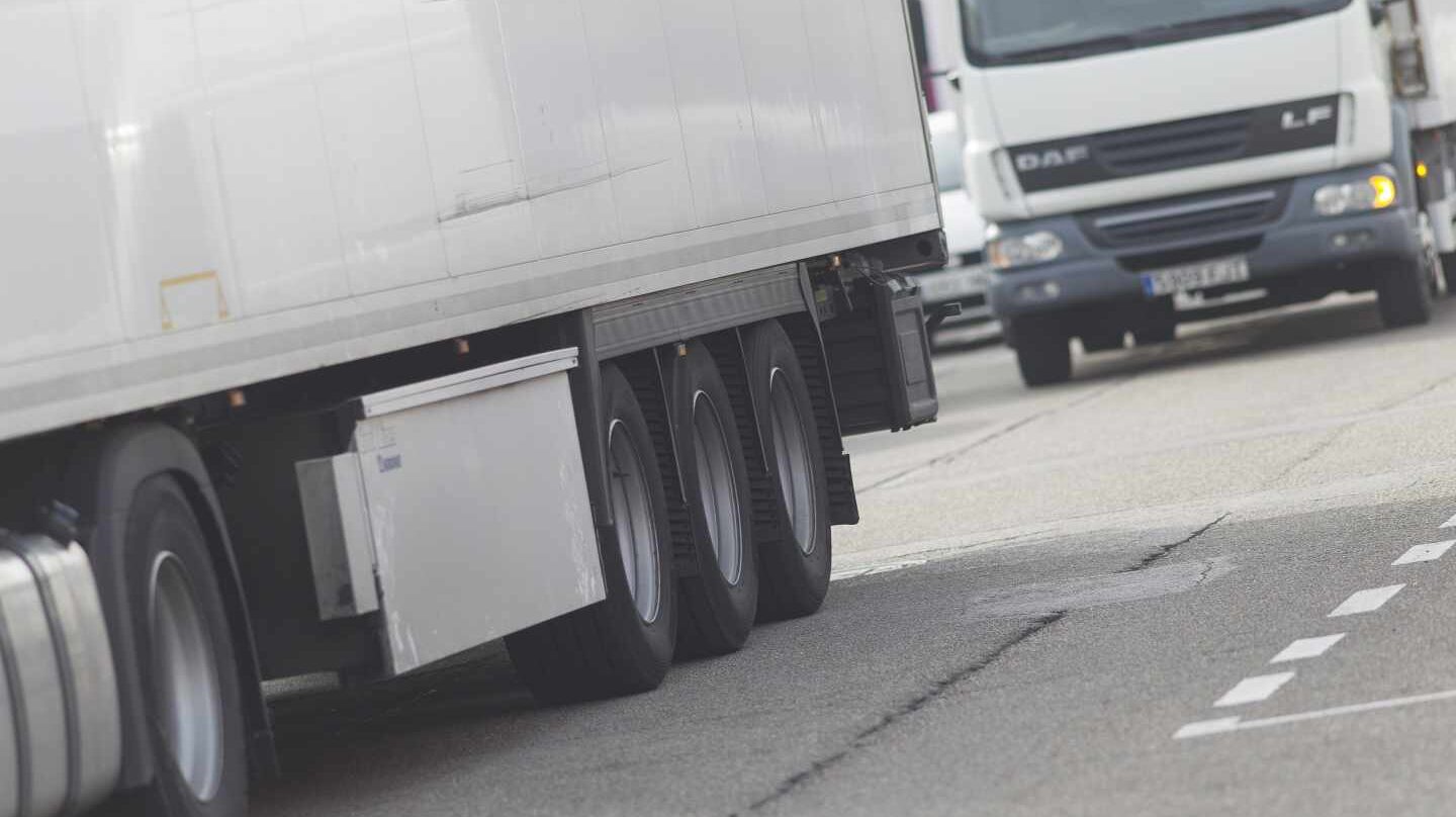 Varios camiones circulan por carreteras españolas.