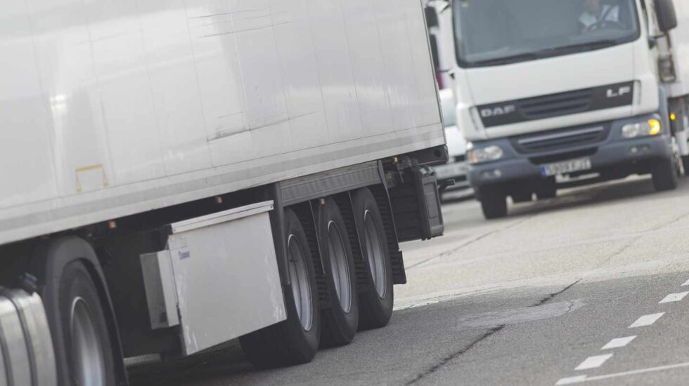 Varios camiones circulan por carreteras españolas.