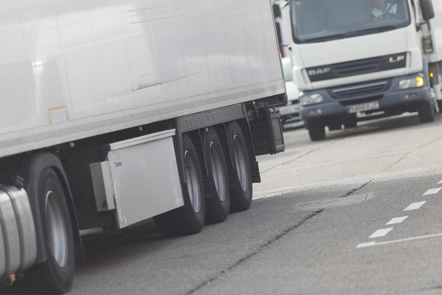 Varios camiones circulan por carreteras españolas.