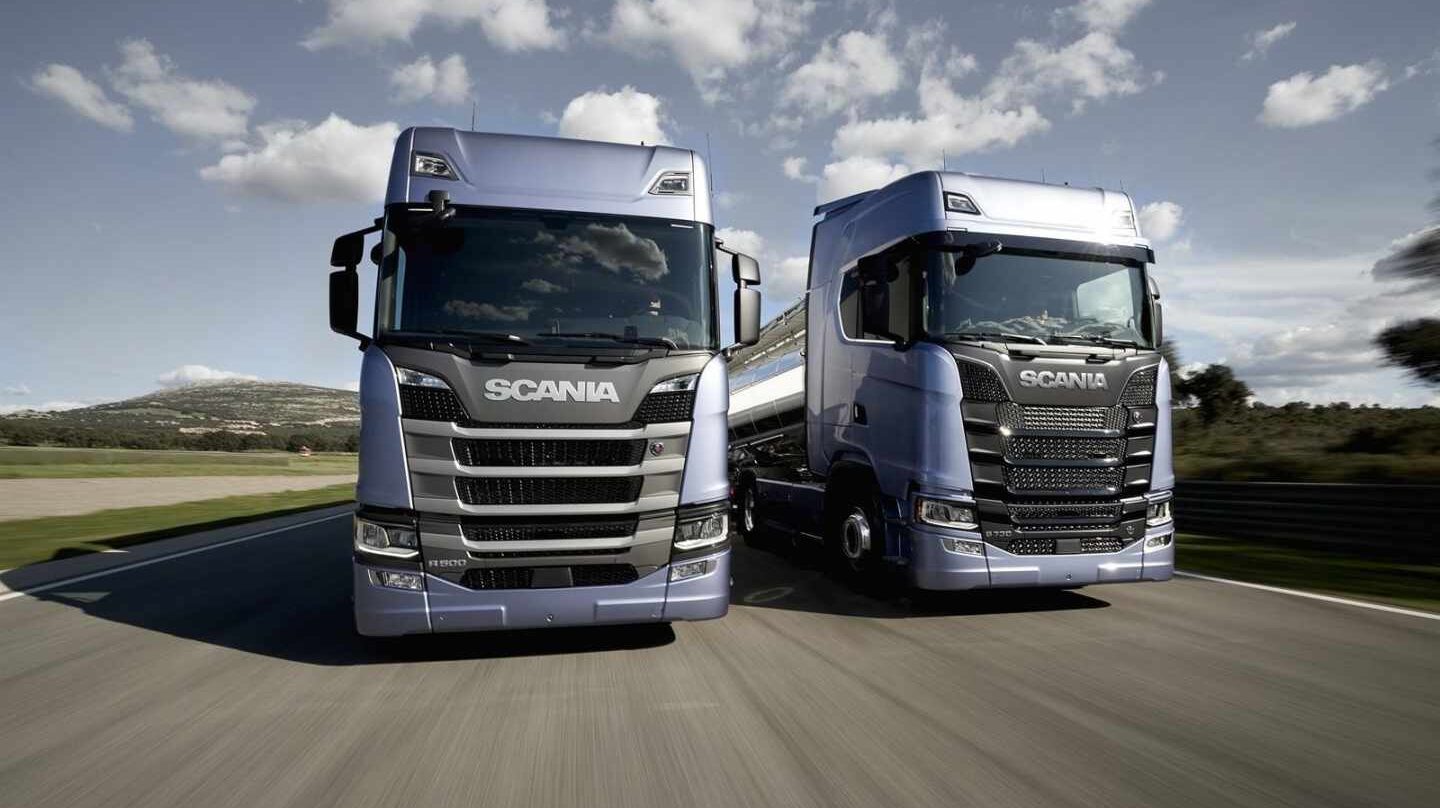 Dos camiones de transporte circulan por carreteras españolas.