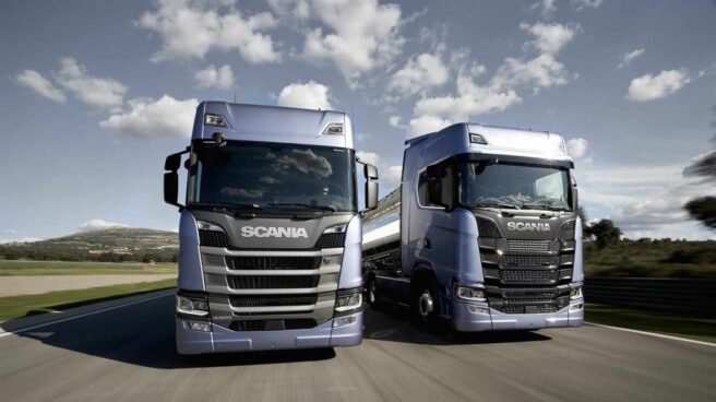 Dos camiones de transporte circulan por carreteras españolas. Dos camiones de transporte circulan por carreteras españolas.