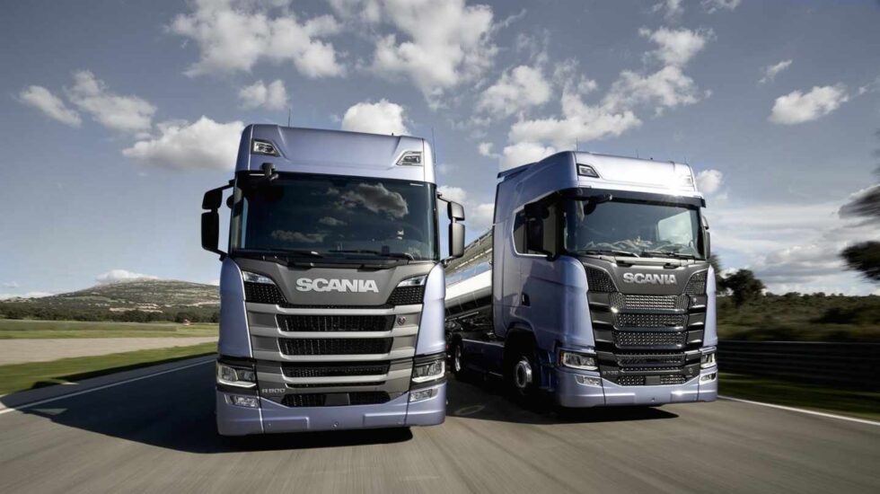 Dos camiones de transporte circulan por carreteras españolas.