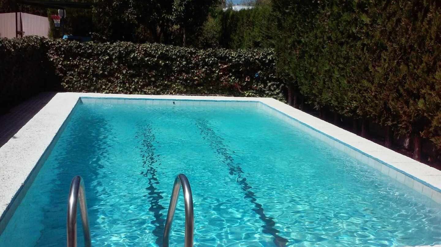 Vivienda particular con piscina.