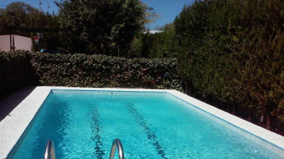 Vivienda particular con piscina.