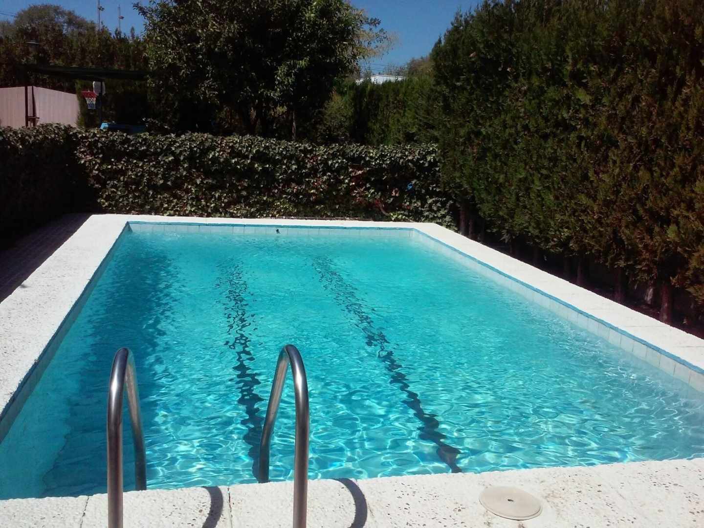 Vivienda particular con piscina.