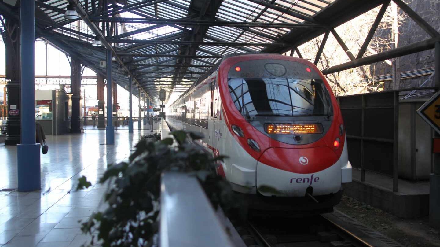 Un tren de Renfe de Cercanías de Madrid entra en una estación.