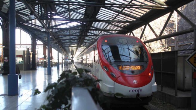 Un tren de Renfe de Cercanías de Madrid entra en una estación.