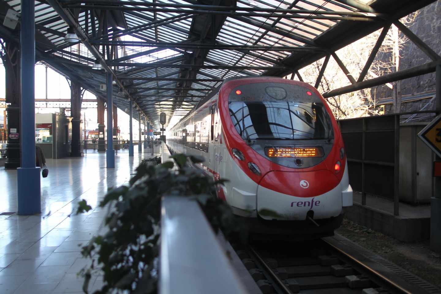 Un tren de Renfe de Cercanías de Madrid entra en una estación.