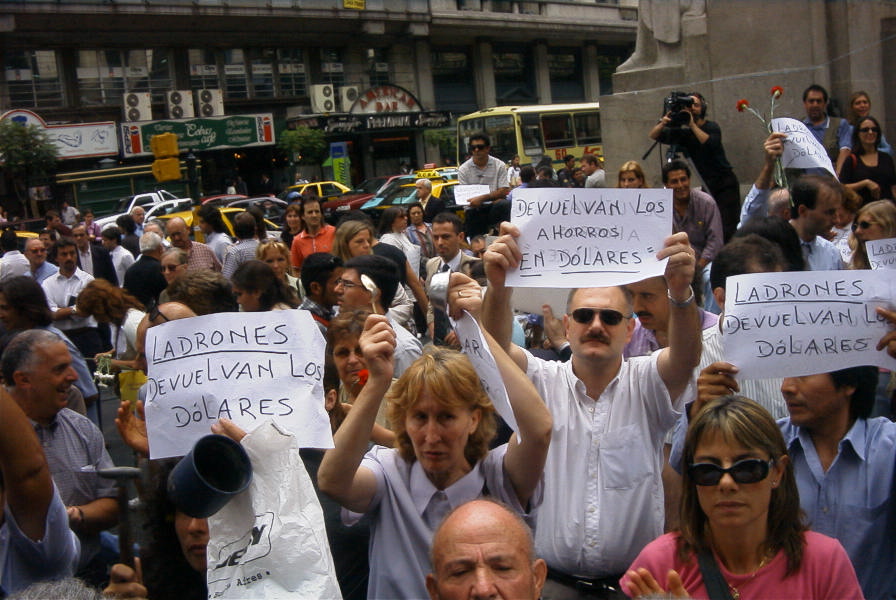 Argentina: Protesta en 2002 en Buenos Aires por el corralito.