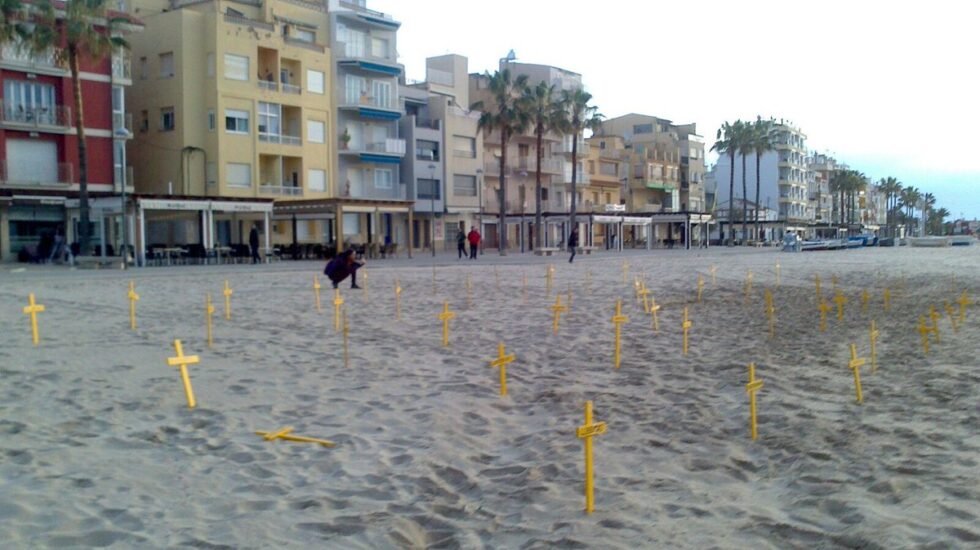 Cruces amarillas colocadas en varias playas de Barcelona en apoyo a los presos independentistas.