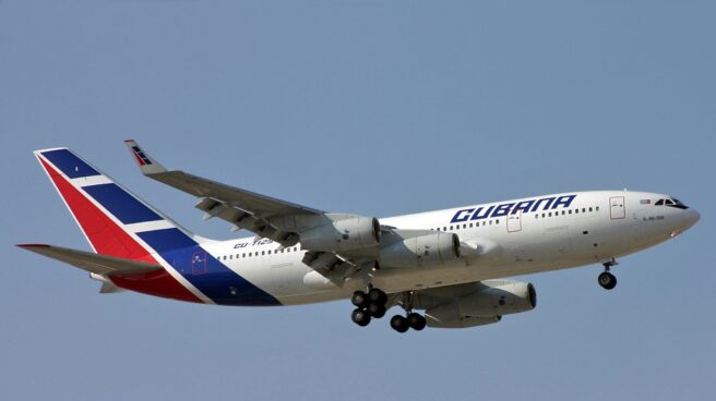 Un avión de la compañía Cubana de Aviación, en pleno vuelo.