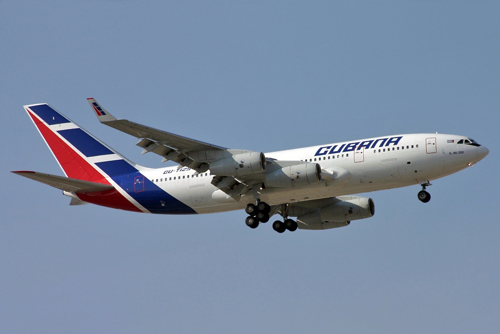 Un avión de la compañía Cubana de Aviación, en pleno vuelo.