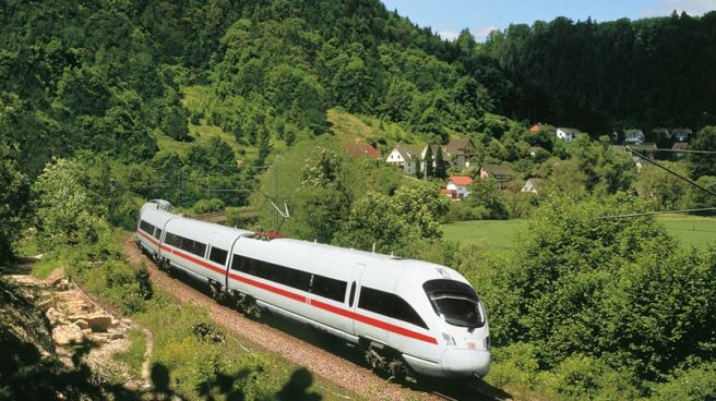 Un tren de la Deutsche Bahn viaja por Alemania.